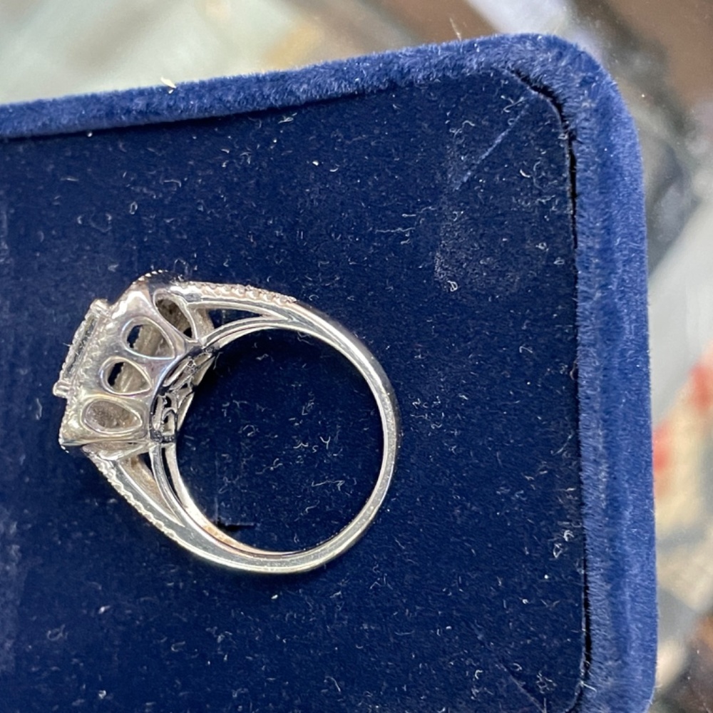 Engagement ring - Picture 2 of 4